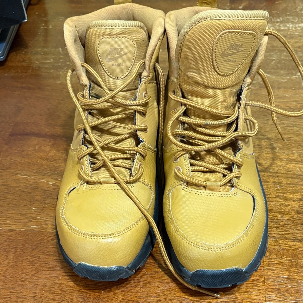 Nike Wheat Lace-Up Boots